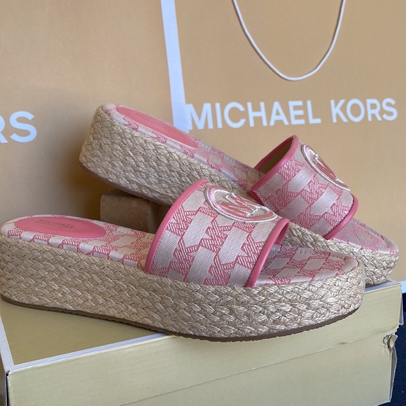MICHAEL KORS SADLER WEDGE
MK OUTLINE JQD/EMB MK
TEA ROSE
49S3SDFA1Y
New - Picture 6 of 16